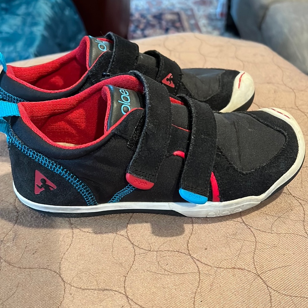 EUC Size 13.5 Plae sneakers.